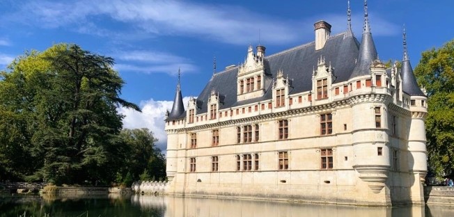Visit to two of the region's most famous châteaux