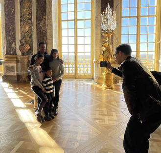 best picture spot inside the Hall of  mirror in the palace of Versailles