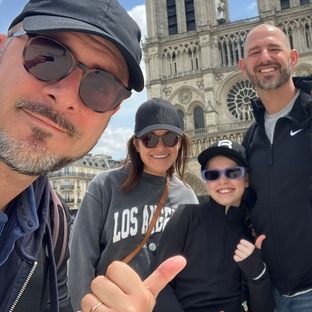 tour guide thumbing up with his hand in order for you to get to to notre dame