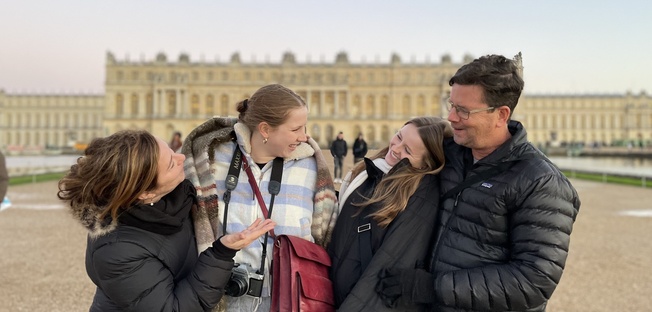 happy familly tour in front of the palace of versailles