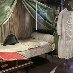 the room and the hat of Napoleon in the invalids museum