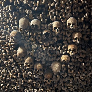 a heart made out of skulls inside the catacombes of Paris 