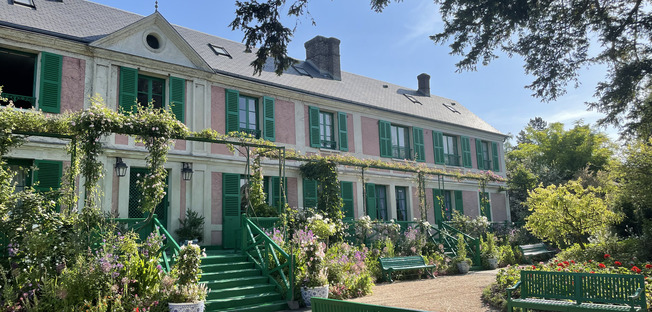 the vue of the house of monet that is beautiful and so quiet and serene